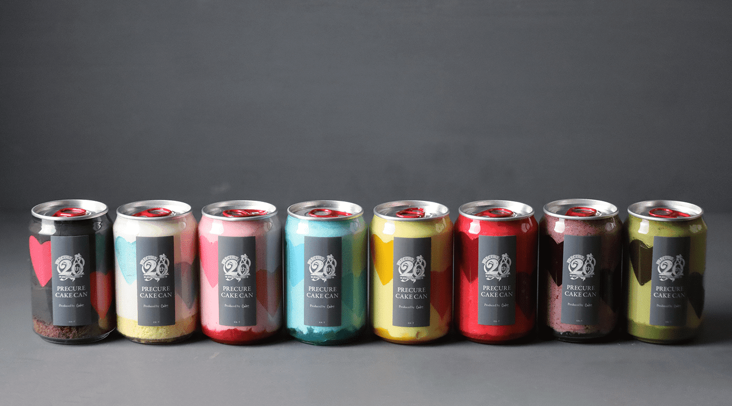 プリキュアケーキ缶全8種が横1列に並んだ写真